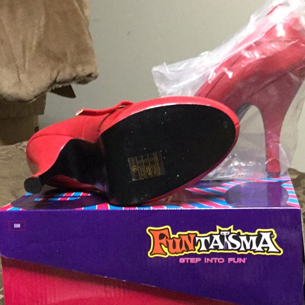 Red heels - Picture 2 of 3